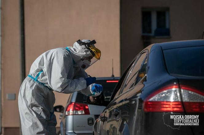 Bełchatów: OGROMNE KOLEJKI pacjentów w drive thru! Medycy zwiększają liczbę godzin swojej pracy