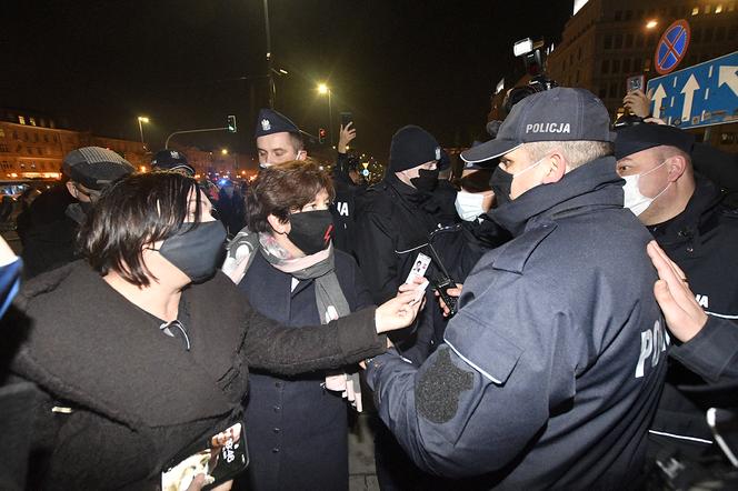 Posłanka PO Monika Wielichowska w starciu z policją