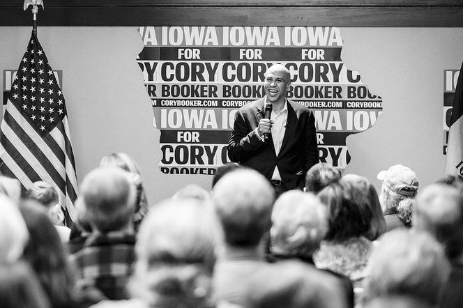 Cory Booker zawiesił kampanię