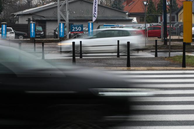 Śmiertelny wypadek w Mogilanach. Kierująca golfem ZABIŁA mężczyznę na pasach