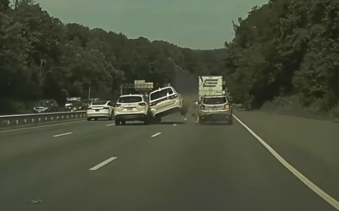 Ambitny plan zakończony potężnym dzwonem. Dodge Durango SRT zmiótł z autostrady trzy samochody
