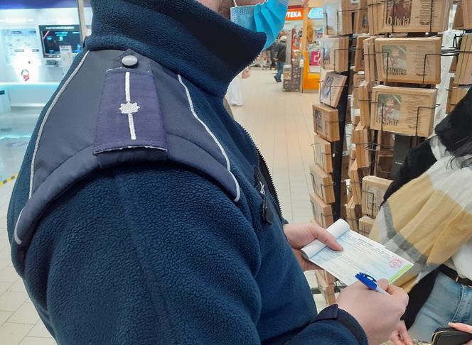 Lębork. Kobieta nie chciała założyć maseczki w poradni. Przyjechała policja