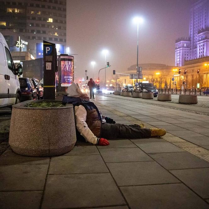 Zamiast twarzy ma lustro. Wyjątkowa rzeźba w centrum Warszawy