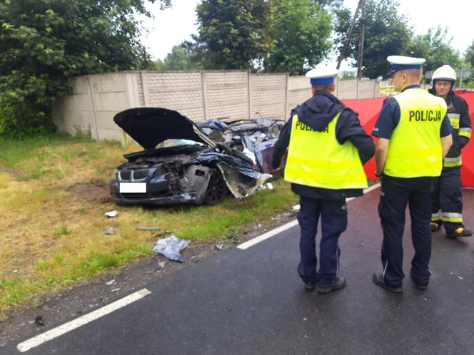 Tragedia na drodze w pow. kościańskim. Czołowe zderzenie bmw i wojskowego stara