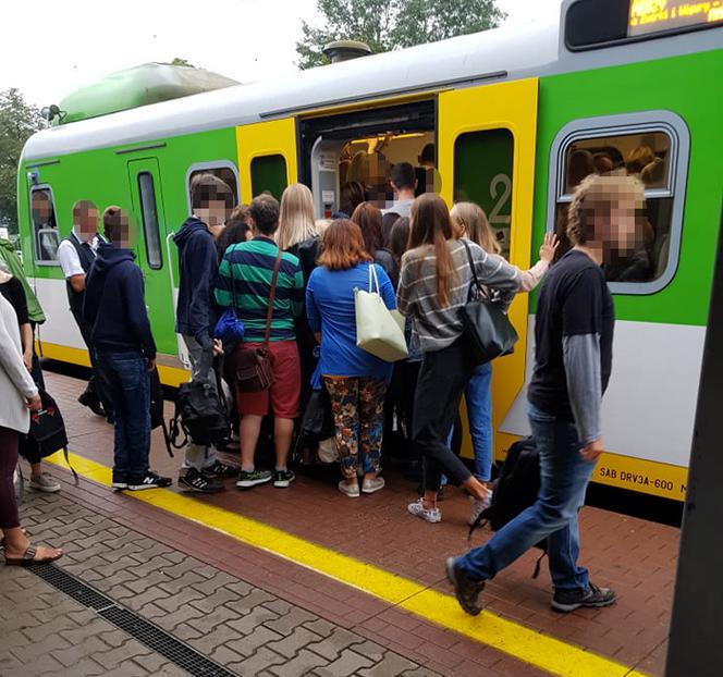 Tłok na stacji PKP Rembertów