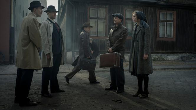 Ludzie i Bogowie, odc. 2. Tadeusz Korzeniewski Dager (Dawid Dziarkowski), Róża (Maja Rybicka)