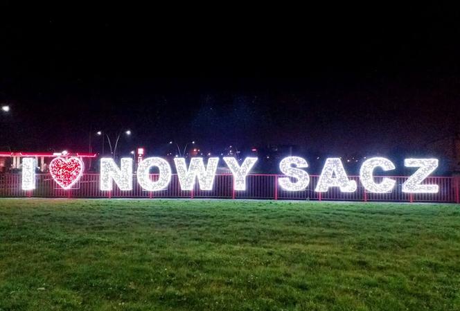Podświetlany neon wita wjeżdżających do Nowego Sącza