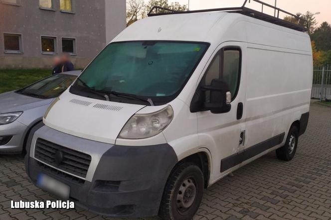 Tym Fiatem przewożono 41 imigrantów