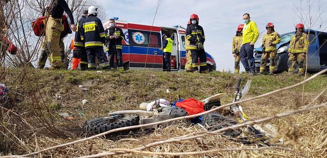 Pędził bez opamiętania, zderzył się z busem