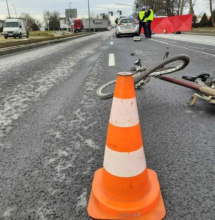 Do wypadku doszło, gdy paliło się czerwone światło. Pod kołami zginęła rowerzystka