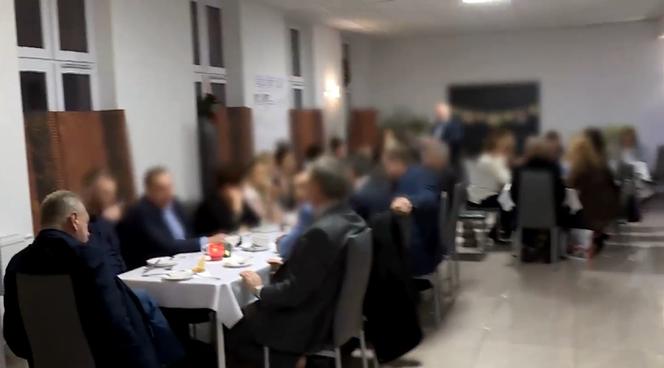 Wójt Żelazkowa zorganizował imprezę w środku pandemii. Z wódeczką i bez maseczek w... domu seniora
