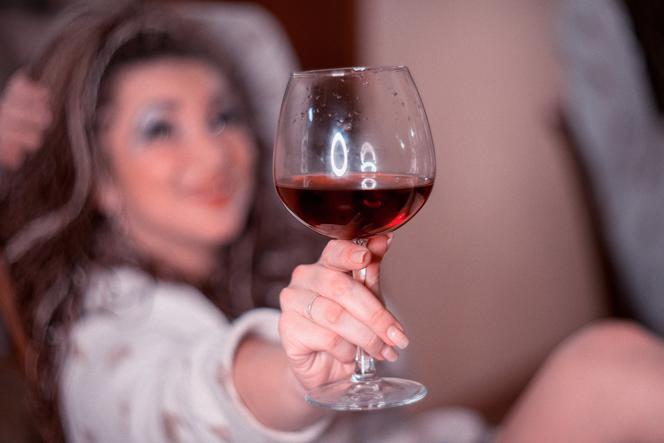 Libiąż. Pijana 48-latka przyjechała samochodem na komisariat. Chciała zeznawać w takim stanie?