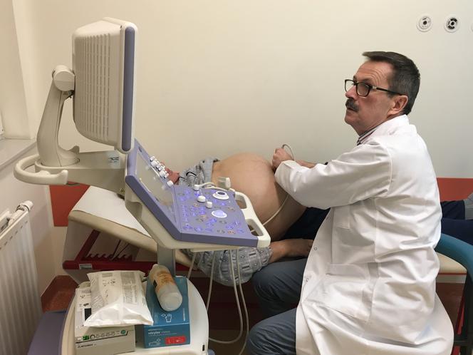 dr Tomasz Lipiński podczas badania ultrasonograficznego odcinka aorty