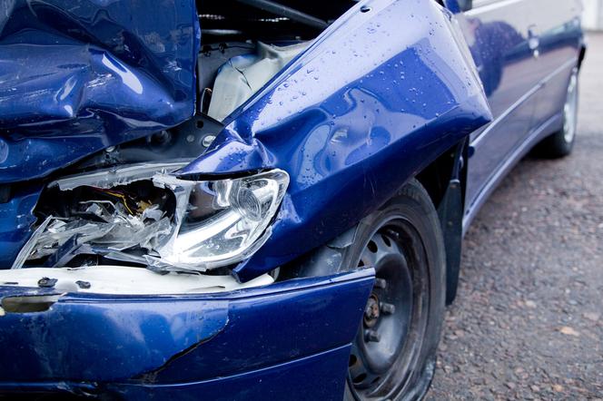 Pomorskie. Pijany 25-latek wjechał volkswagenem w drzewo. Nie żyje 53-letni pasażer auta
