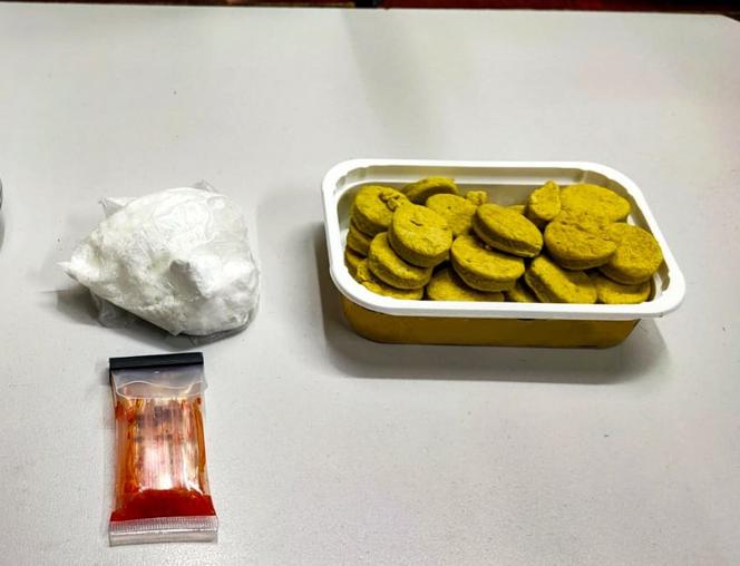 Ciasteczka z marihuaną w plecaku. Mężczyzna wpadł, bo nie miał maseczki