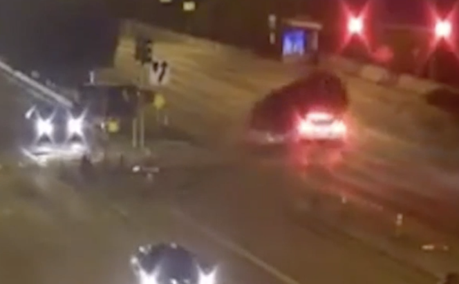 Kierowca Tesli wbił się w Infiniti