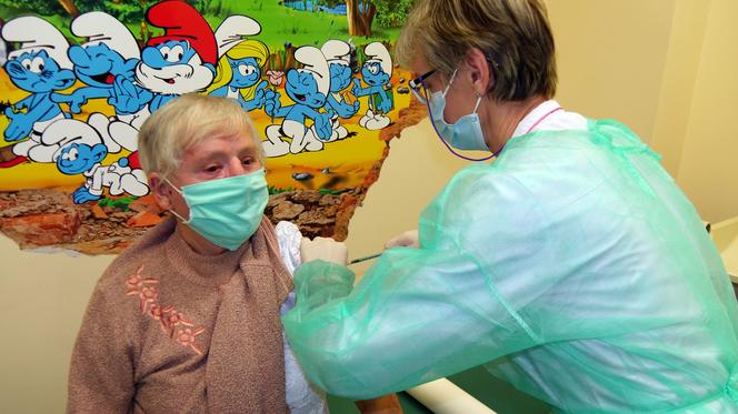 Bełchatów: Pierwsi pacjenci 80+ z miasta i powiatu zaszczepieni przeciw COVID-19!