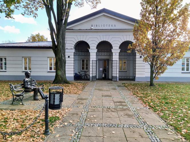 Miejska Biblioteka Publiczna w Siedlcach jesienią