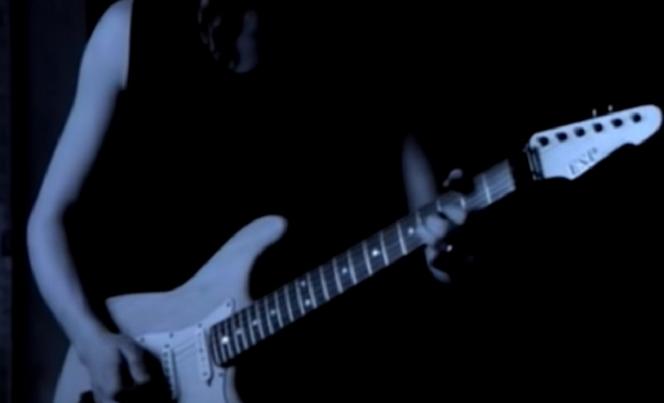 Gitara Kirka Hammetta z klipu do 'One' trafiła na aukcję. Ile trzeba dać za kultowy instrument?