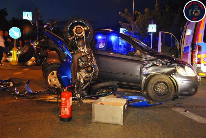 Dramat na Białołęce. Motocykl wbił się w osobówkę