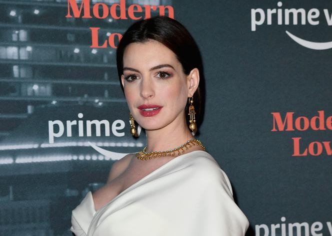 Anne Hathaway w zaawansowanej ciąży na premierze serialu!