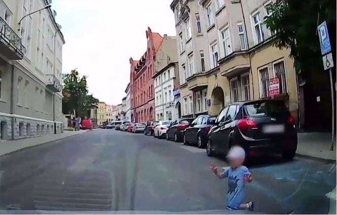 Dziecko wbiegło pod samochód