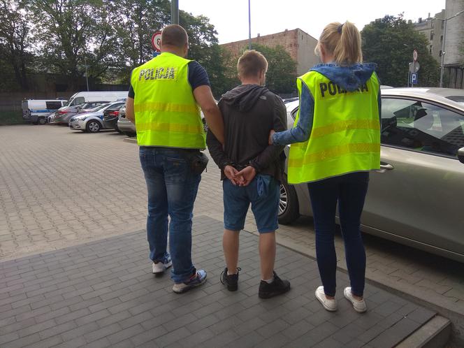 Łódź: 21-latek próbował przesłać DOPALACZE kurierem. Miał pecha - WYPADŁY Z PACZKI