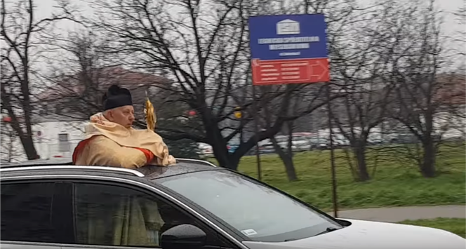 Ulicami Legnicy niczym papież! Tak ksiądz walczy z koronawirusem?