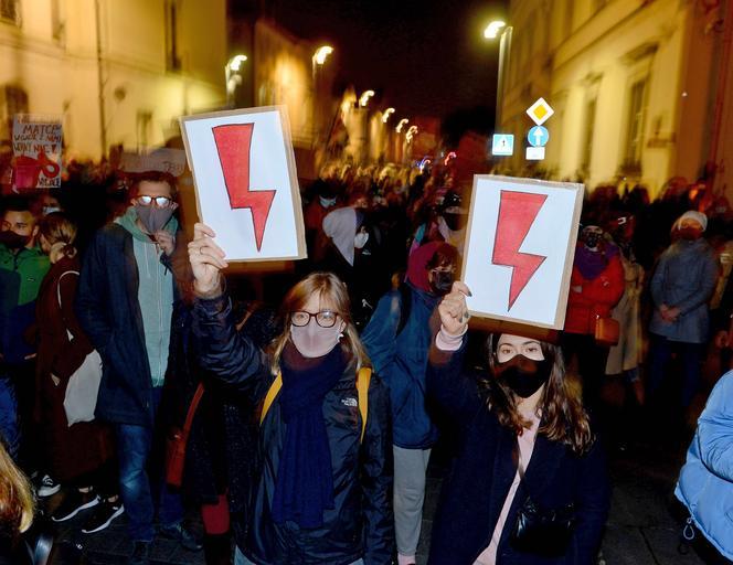 Strajk Kobiet w Olsztynie. 15-latka odpowie za współorganizację protestu! Był nielegalny!