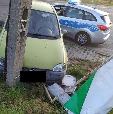 Bełchatów. Rozwalił auto na słupie i... poszedł do sklepu. Grozi mu surowa kara