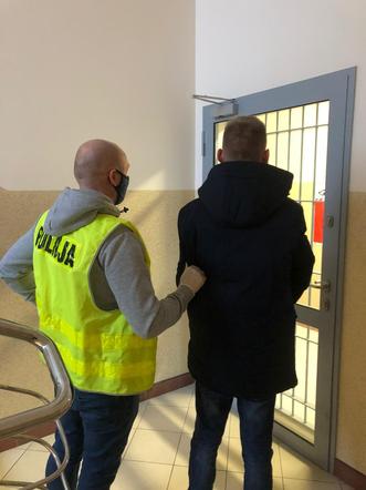 27-letni zbir z Warszawy okradł kobietę metodą na policjanta.