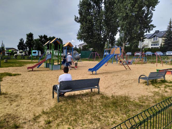 Jeden z placów zabaw nad Zalewem Muchawka w Siedlcach