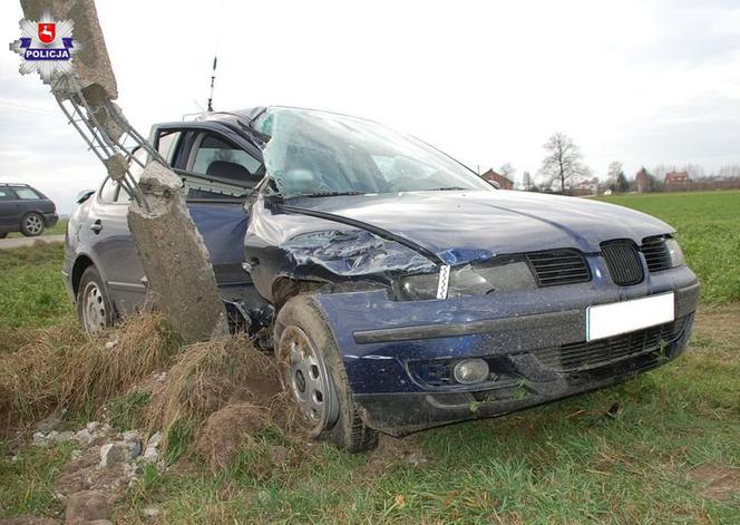 Po zderzeniu z Audi owinął się na słupie. 25-latek trafił do szpitala