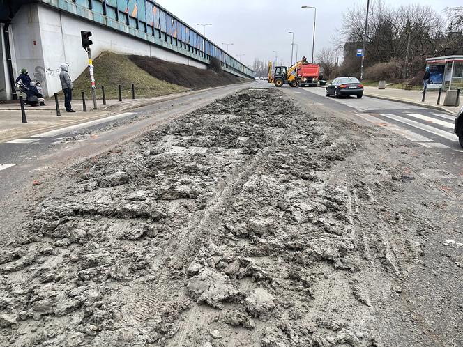 Beton zalał ulicę w Warszawie