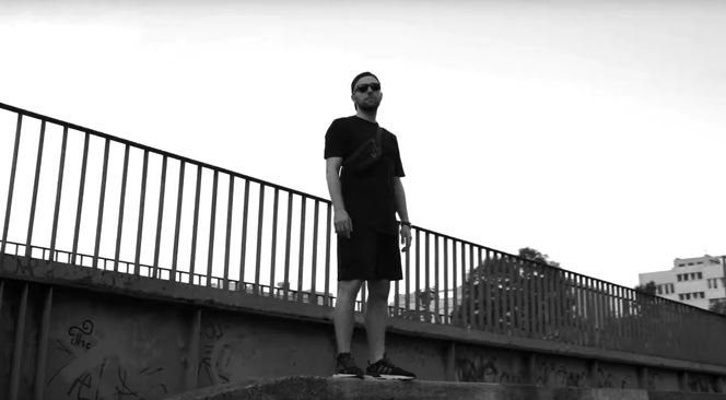 Raper Plus zapowiada EPkę Kevlar. Nowy singiel dobrze wchodzi na upalne dni