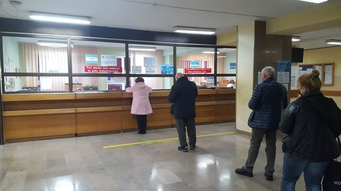 Szczepienia przeciw COVID-19: Ruszyły zapisy seniorów 70+. Co się dzieje w bełchatowskich przychodniach?