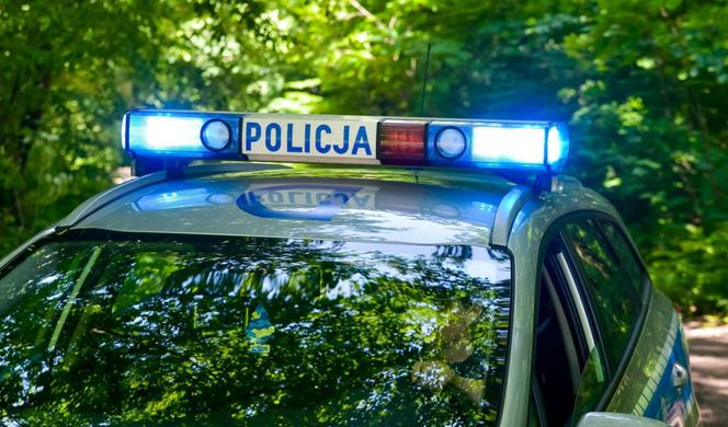 Rzucił się na policjantów z siekierą i widłami, uciekł do lasu. 42-latek zatrzymany!