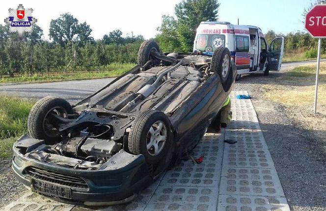 Uratował sarnę, ale zakończył manewr na dachu. 20-latek ryzykował życiem