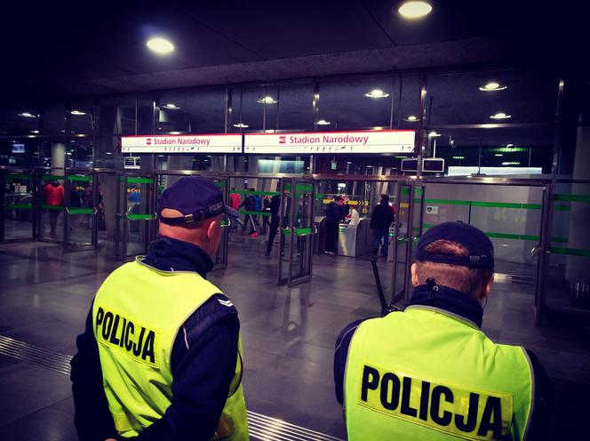 Policjanci pilnują przestrzegania obostrzeń w Warszawie