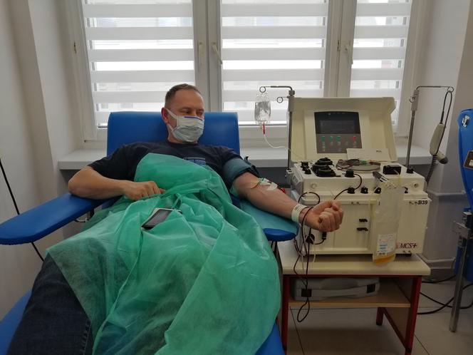 Policjanci oddają osocze