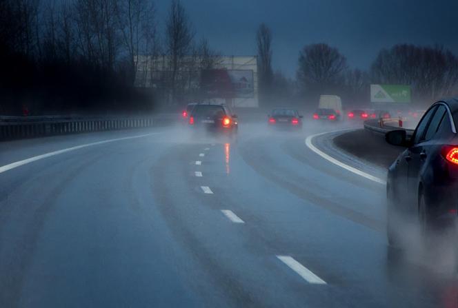 Ostrzeżenie IMGW przed marznącymi opadami. Na drogach gołoledź