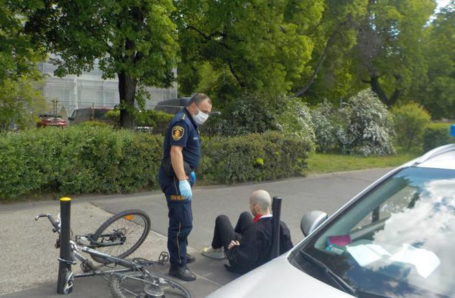 Strażnicy uratowali rowerzystę