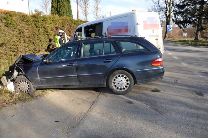 Wypadek w Pomorskiem. Pijany kierowca busa wymusił pierwszeństwo na osobowym Mercedesie