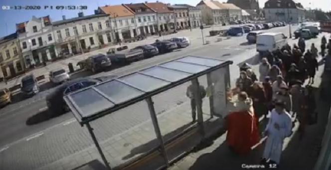 Ksiądz w Kórniku błogosławił ludziom