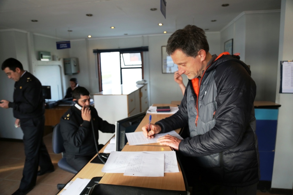 Kpt. Piotr Kuźniar podczas odprawy celno-paszportowej w Puerto Williams