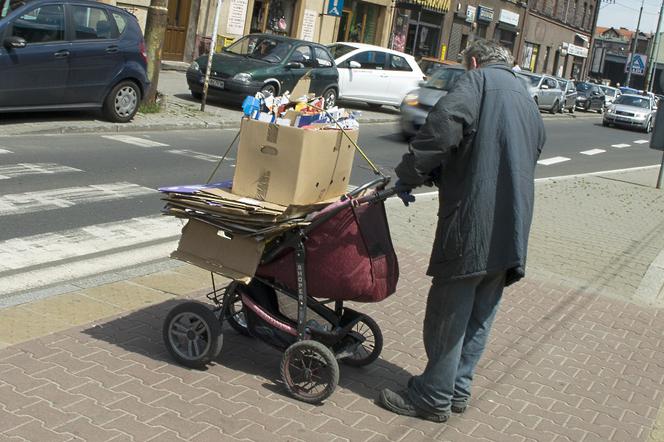 Polscy bezdomni o szczepionkach przeciw COVID-19 słyszeli, tylko ich nie widzieli