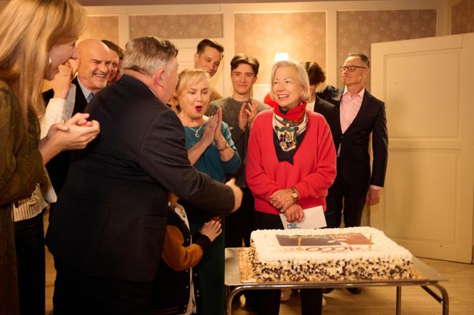 Na Wspólnej, odc. 4000. Maria (Bożena Dykiel), Włodek (Mieczysław Hryniewicz), Roża (Halina Rasiakówna), Darek (Michał Mikołajczak), Franek (Nathan Czyżewski), Damian (Waldemar Błaszczyk), Żaneta (Anna Guzik), Roman (Waldemar Obłoza)