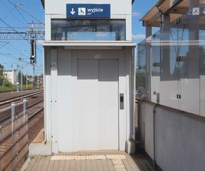 Remont stacji w Czachówku zakończył się kilka lat temu. Kością niezgody są windy, których... nadal nie uruchomiono. Dlaczego?