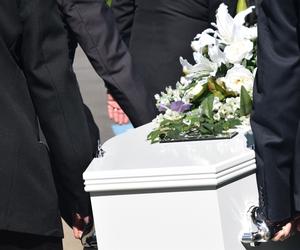 Mentzen: Zlikwidować zasiłek pogrzebowy. Ludzie chowani jak zwierzęta