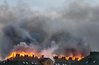 Pożar bloku mieszkalnego w Ząbkach 